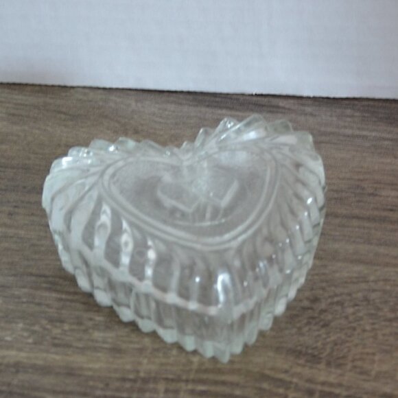 Vtg Heart Shaped Glass Trinket Box - Picture 1 of 3